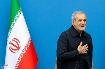 سلفی گرفتن رئیس‌جمهوری با مردم در خیابان + عکس