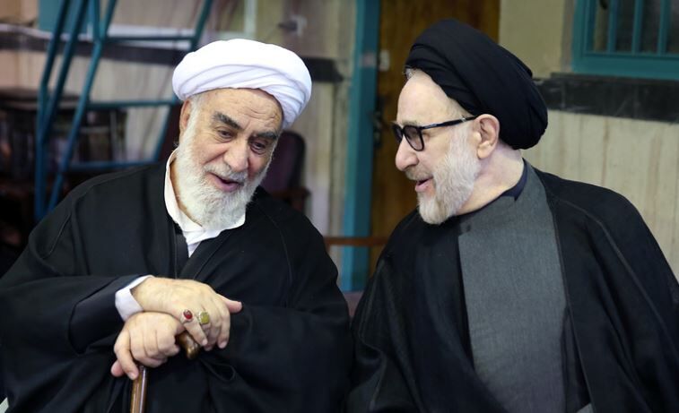 عصبانیت کیهان از همنشینی چهره‌های مهم حکومتی با سیدمحمد خاتمی در یک مراسم ختم!