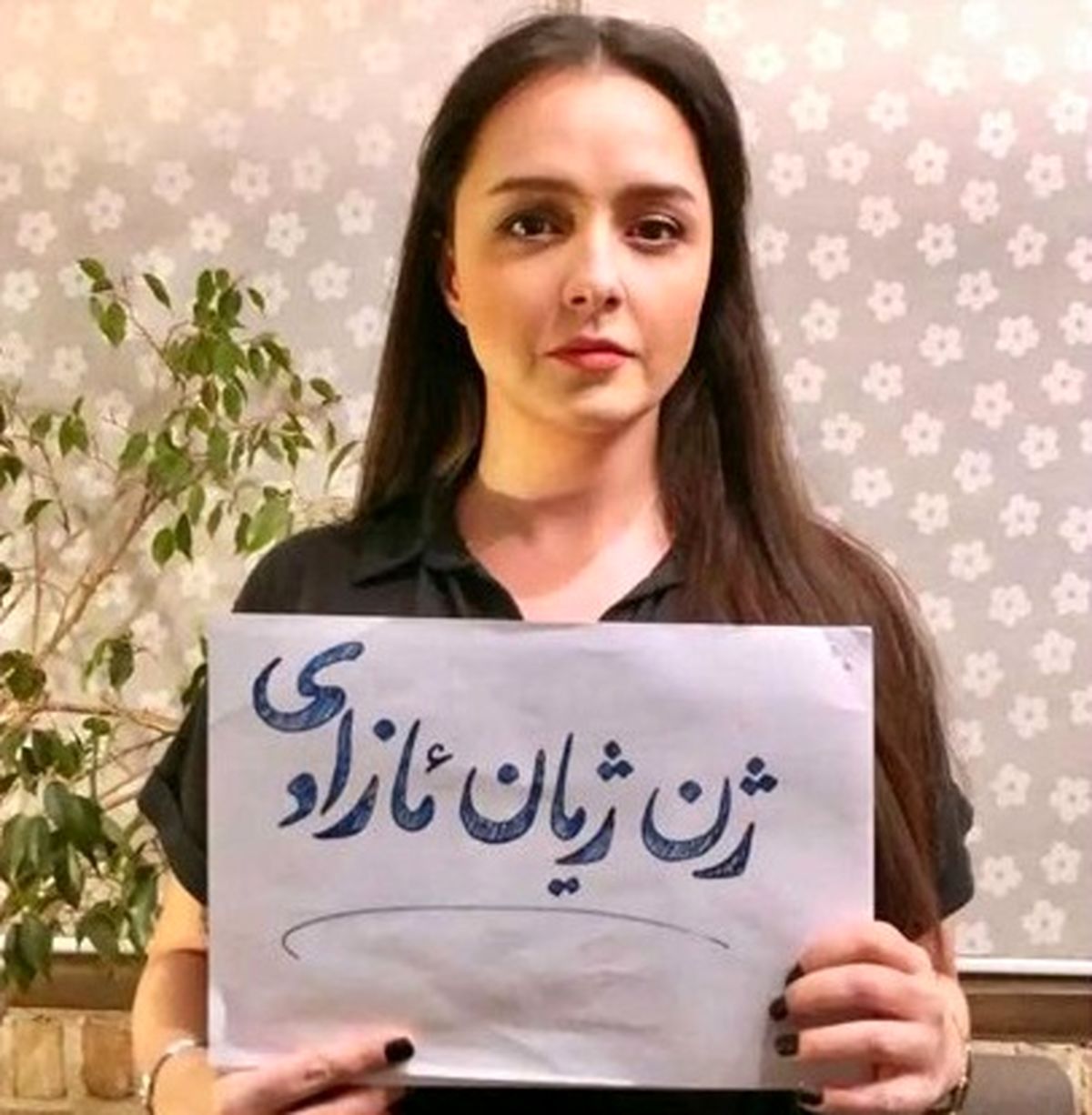 عصبانیت کیهان از کشف حجاب ترانه علیدوستی؛ هنوز ۱۵ سال داری!