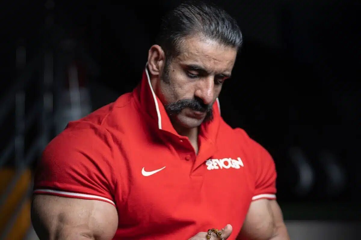 طعنه جنجالی خواننده مشهور به علیرضا دبیر + عکس