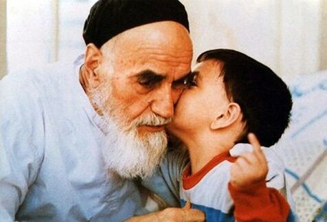 خوش‌وبش نوه مورد علاقه امام خمینی با رئیسی+ عکس