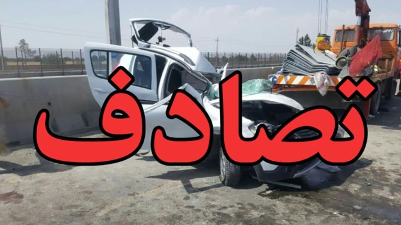 مصدومیت 13 مسافر در برخورد مینی‌بوس با وانت نیسان