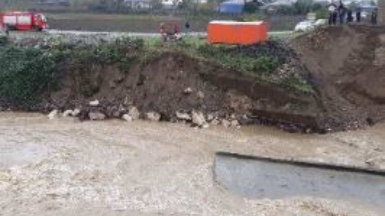 سقوط خودرو با 4 سرنشین به داخل رودخانه