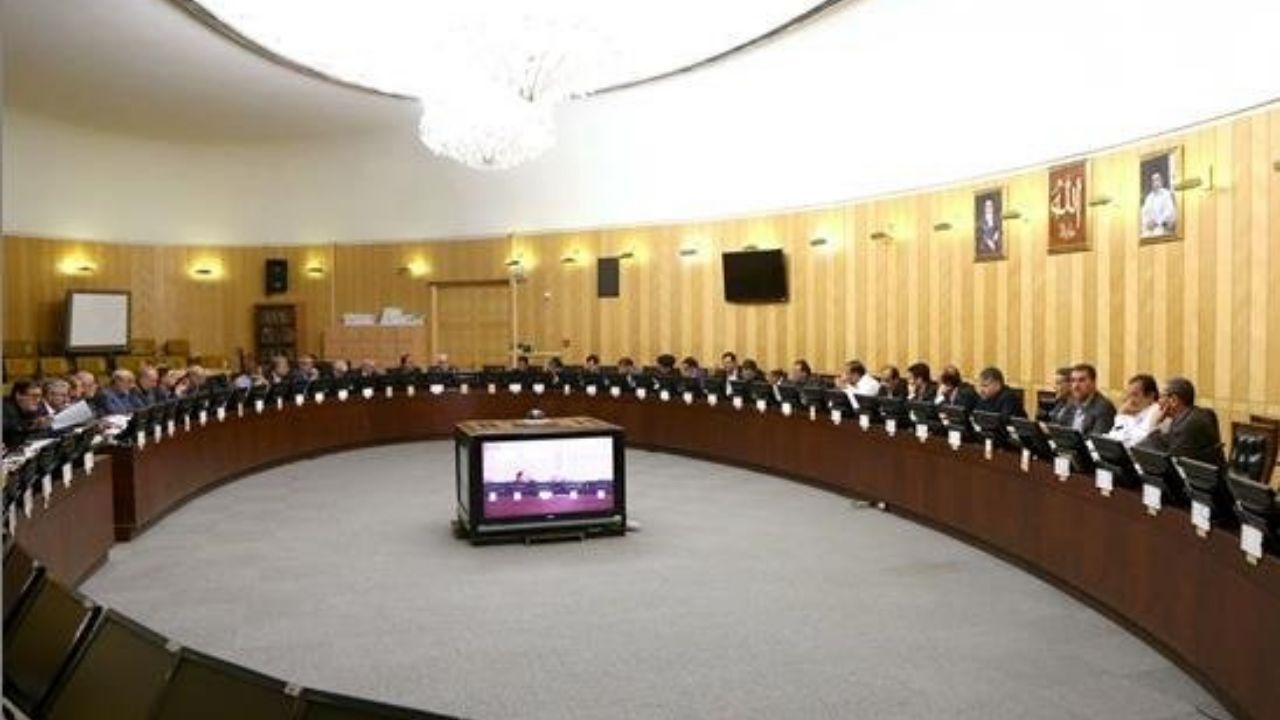 بررسی تحریم‌ها و سهمیه‌بندی بنزین در نشست سه فراکسیون سیاسی مجلس با لاریجانی