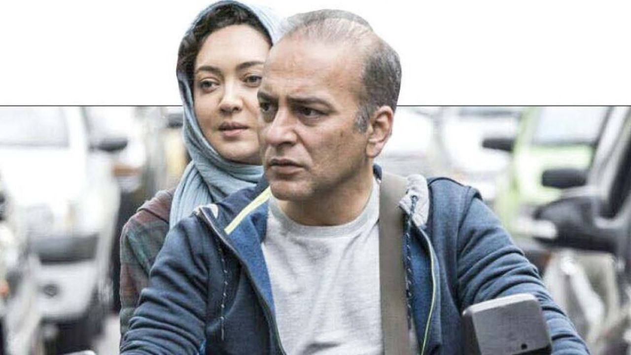 آذرنگ در نمایش خود بازی می‌کند