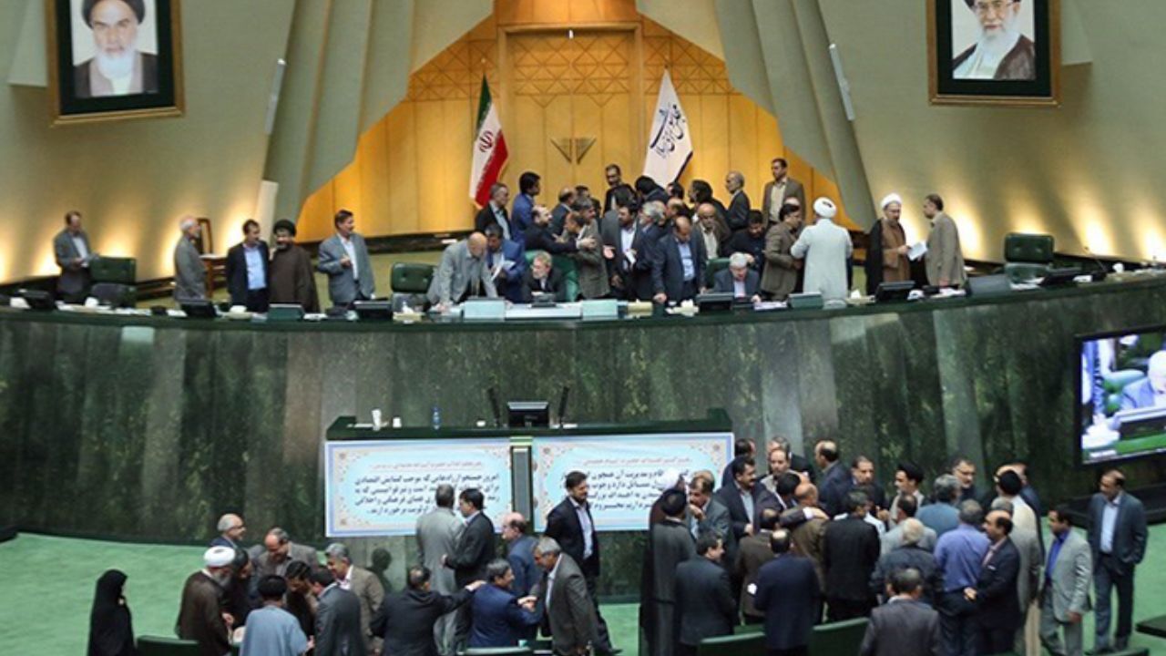 مجلس مجدداً به CFT رأی مثبت داد/ تلاش ناکام مخالفان لایحه CFT برای آبستراکسیون/ درهای صحن‌علنی به‌منظور از حدنصاب نیفتادن مجلس بسته شد/ بگومگوی ولایی‌‌ها و امیدی‌ها