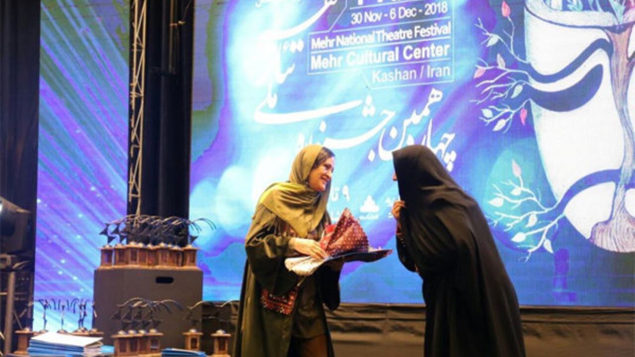 در یک جشنواره از گلاب آدینه تجلیل شد