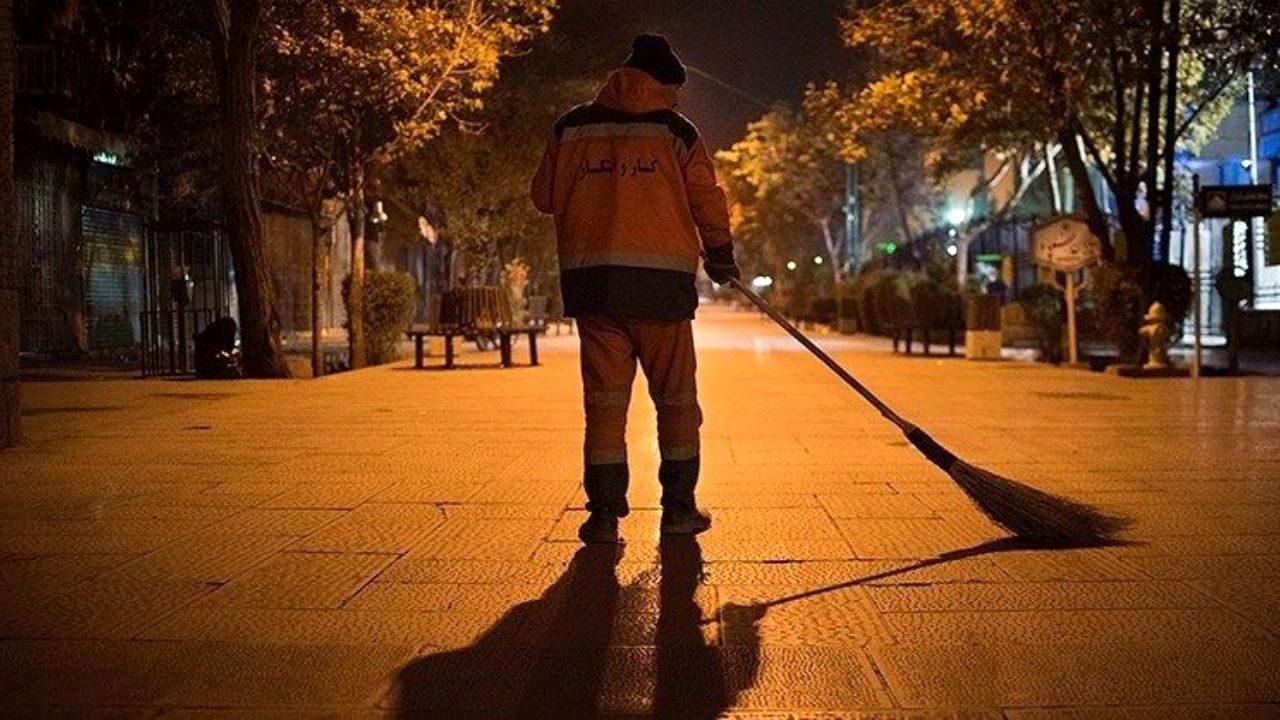 پناه بردن پاکبان به تنور از سرمای زمستان + عکس