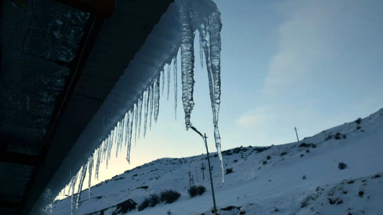 قندیل‌های یخی در گردنه حیران