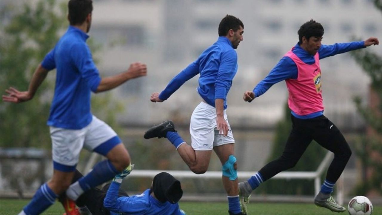 حمله بازیکنان استقلال به قتحی؛ دروغگو!+ عکس