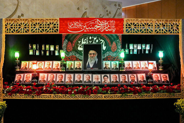 نمایندگان پرچم به دوش وارد صحن شدند/ قالیباف نیامد، حاجی بابایی رئیس جلسه شد + عکس