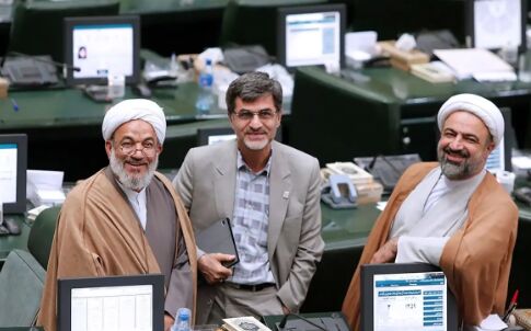 اعتماد گزارش داد: پشت‌پرده حمله دیروز تندروهای مجلس به دولت و روحانی و ظریف؛ چرا فریاد رسایی، خضریان، کوچک‌زاده، ثابتی و نبویان بلند شده است؟