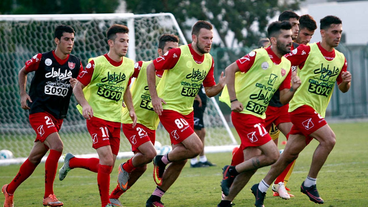 کاروان پرسپولیسی‌ها به دبی رسید