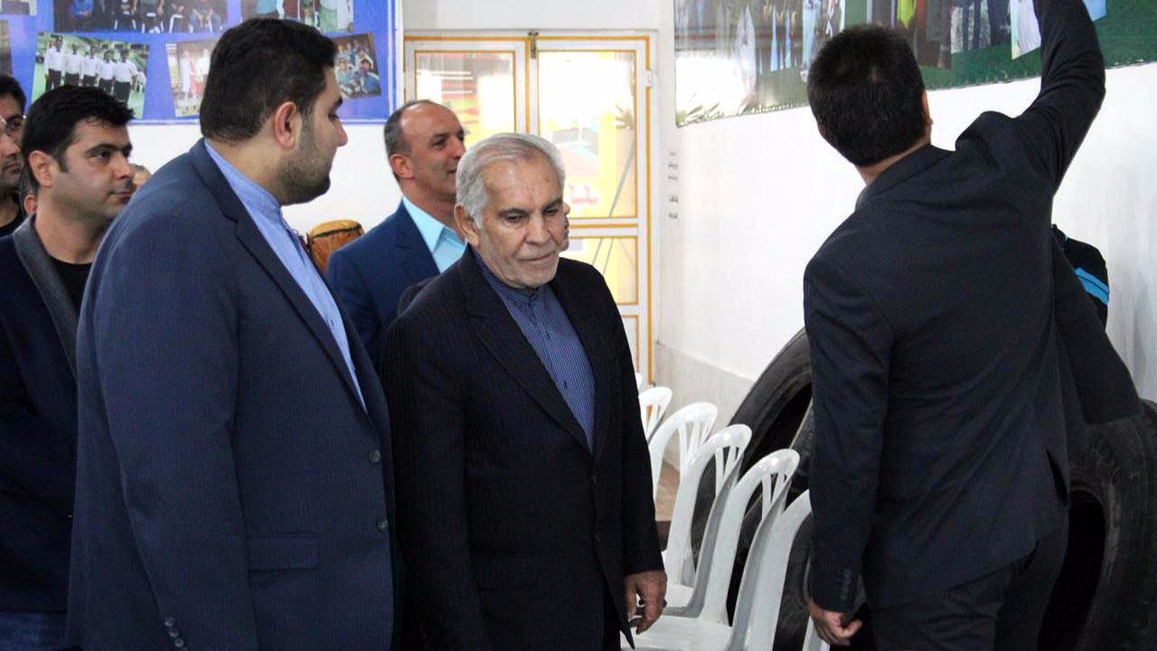 ناطق نوری از بوکس می‌رود