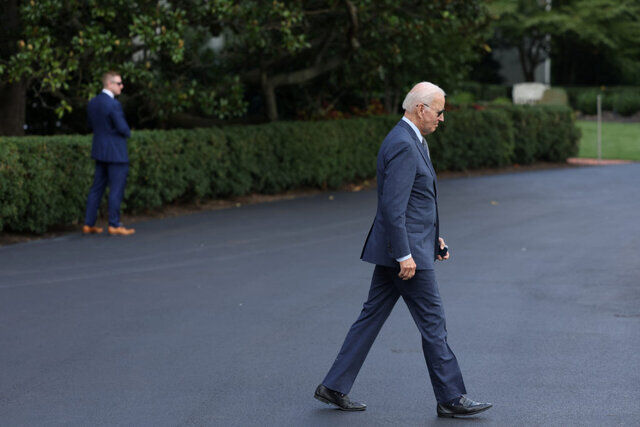 بایدن باز هم نزدیک بود زمین بخورد + ویدئو