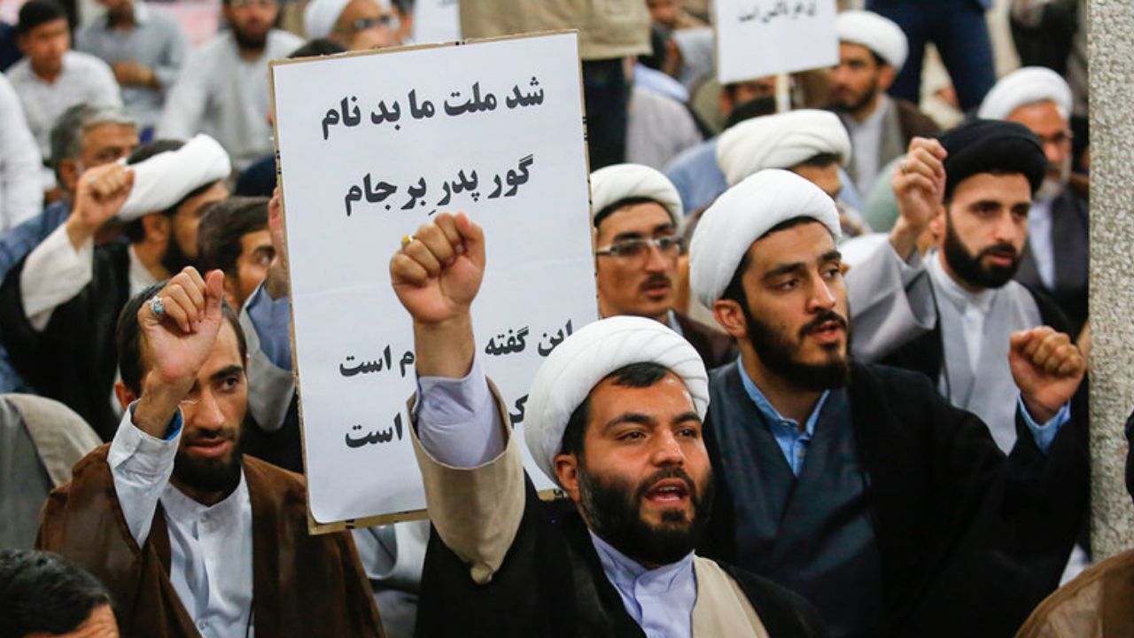 معنی این پلاکارد این است که دست‌هایی در قتل هاشمی در کار بوده است؟