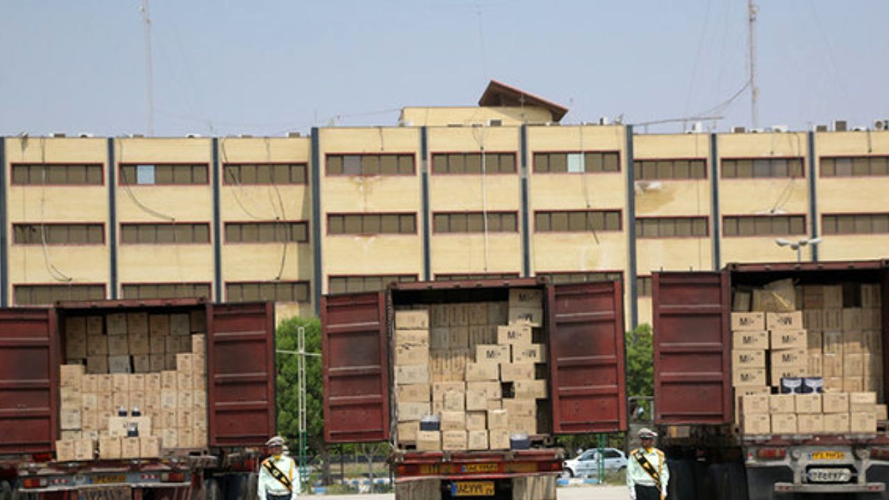 توقیف 4 دستگاه کانتینر حامل پارچه قاچاق در بندرعباس