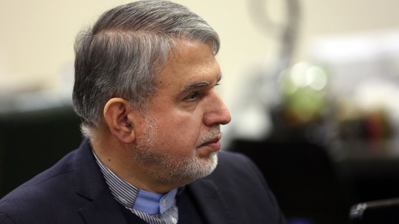 لالوویچ در کنار کشتی ایران است