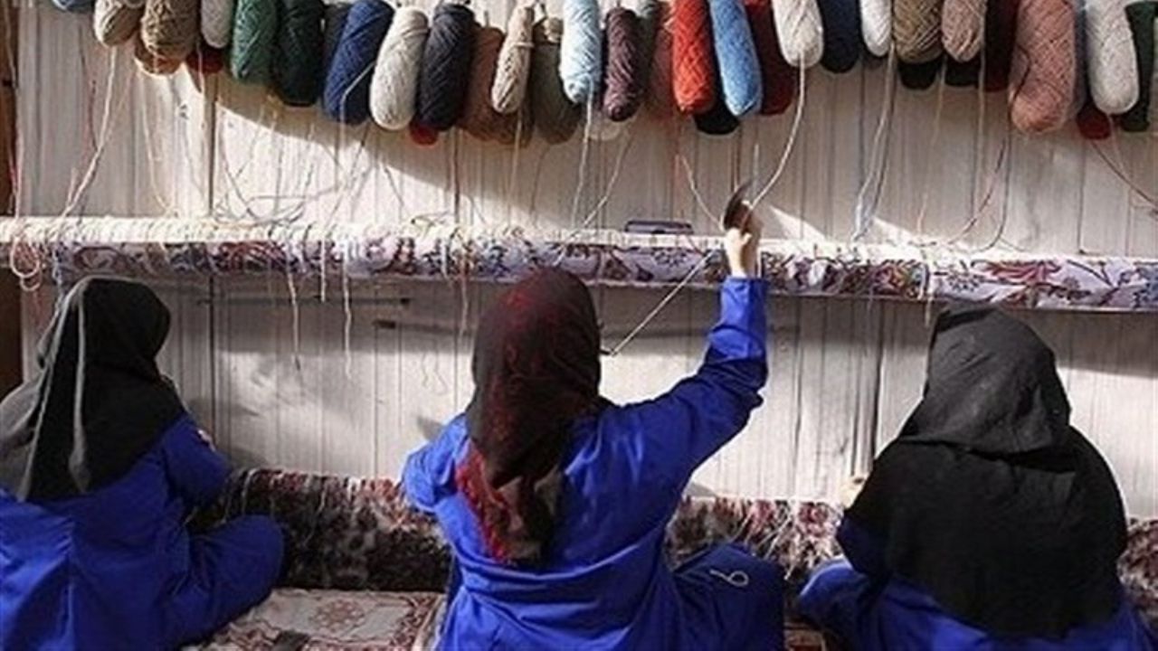 رئیس مرکز ملی فرش خواستار احیای ردیف اعتباری قالیبافان در بودجه 1400 شد