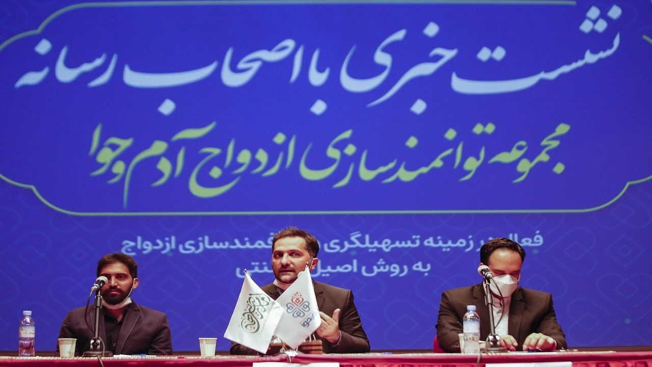 برای مشکل فقر و دیگر مصائبی که مانع ازدواج هستند راه حلی نداریم / نظام بانکی ما فقر تولید می‌کند