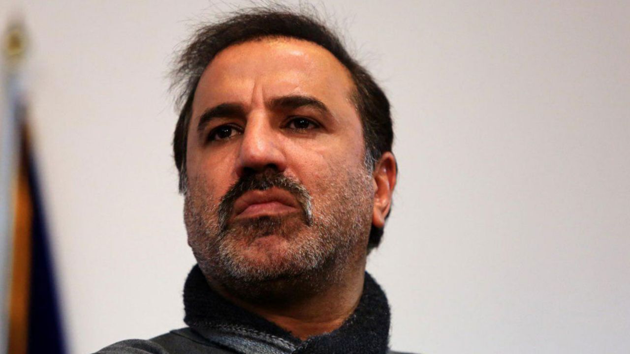 علی همچنان به کمک دستگاه نفس می‌کشد
