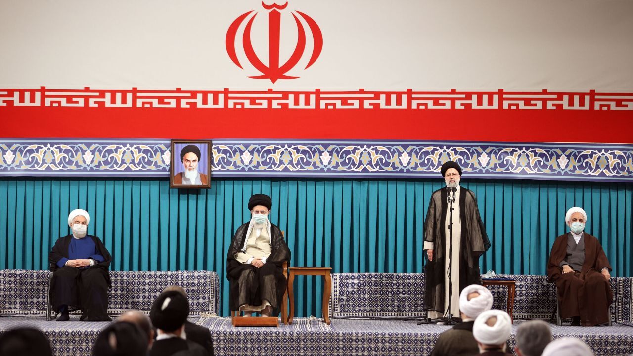 شرط ادب بود که دست مقام معظم رهبری را می‌بوسیدم ولی به دلیل شرایط موجود این توفیق از من سلب شد / مردم از دولت جدید تحول خواسته‌اند؛ این تحول مستند به سند ارزشمند بیانیه گام دوم انقلاب است / ما از قبیله «ما می‌توانیم» هستیم / هرجا برخلاف رهنمودهای امام و ر