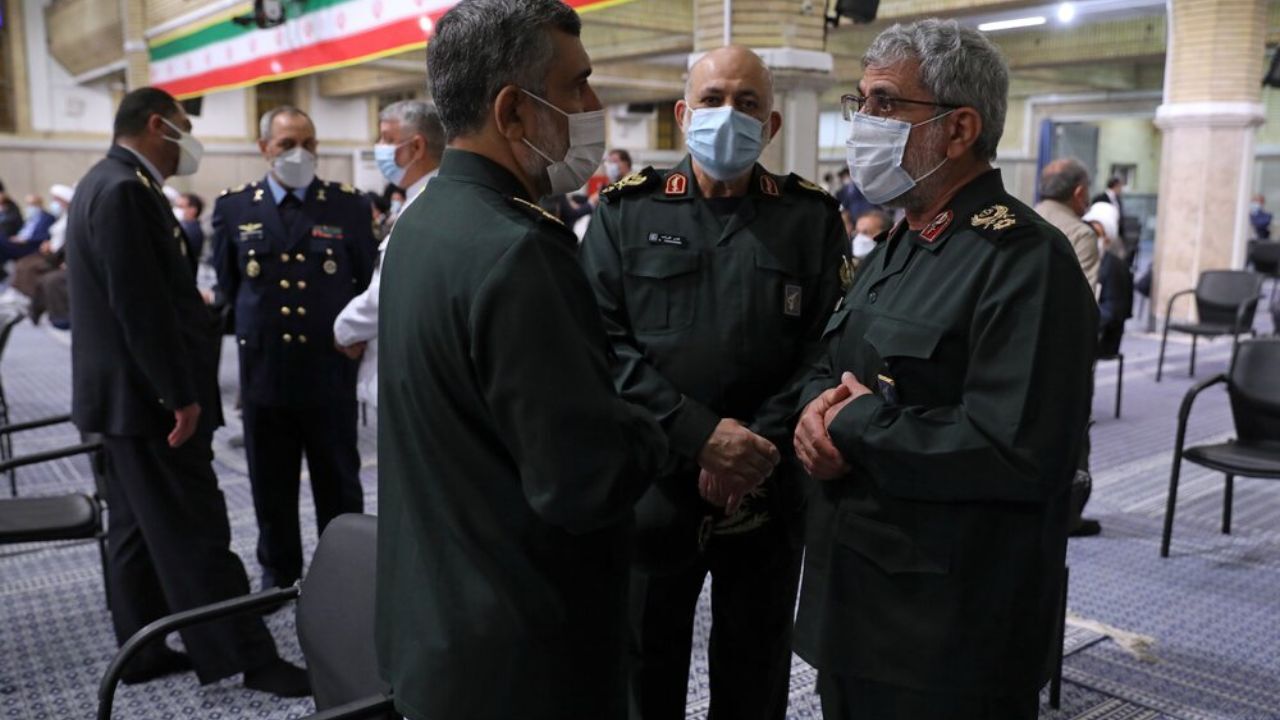 گپ و گفت سردار قاآنی و سردار حاجی زاده در حاشیه مراسم تنفیذ رئیسی
