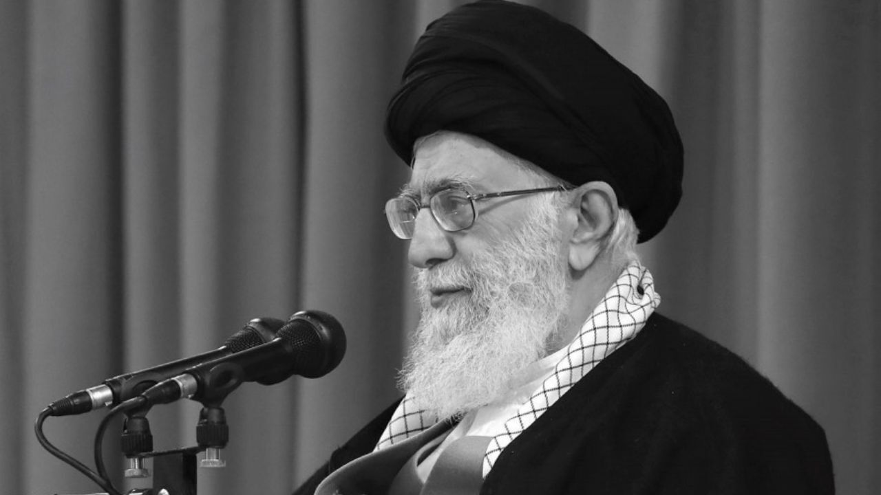 رهبر انقلاب بر بر پیکر آیت‌الله حسن‌زاده آملی  نماز خواند+ عکس