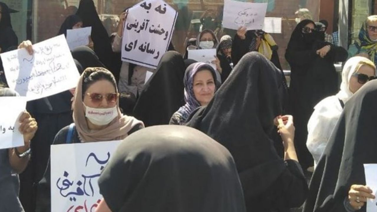 تجمع مخالفان واکسیناسیون کرونا مقابل مجلس