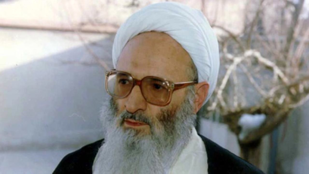 ماجرای بوسیده شدن دست آیت‌الله حسن‌زاده‌ی آملی