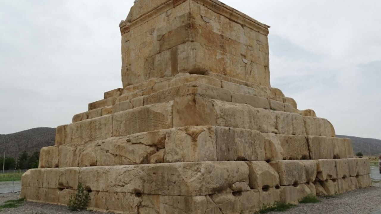 در صورت گسترش کشاورزی، مقبره کوروش تا 40 سال آینده در فروچاله‌ها مدفون می‌شود