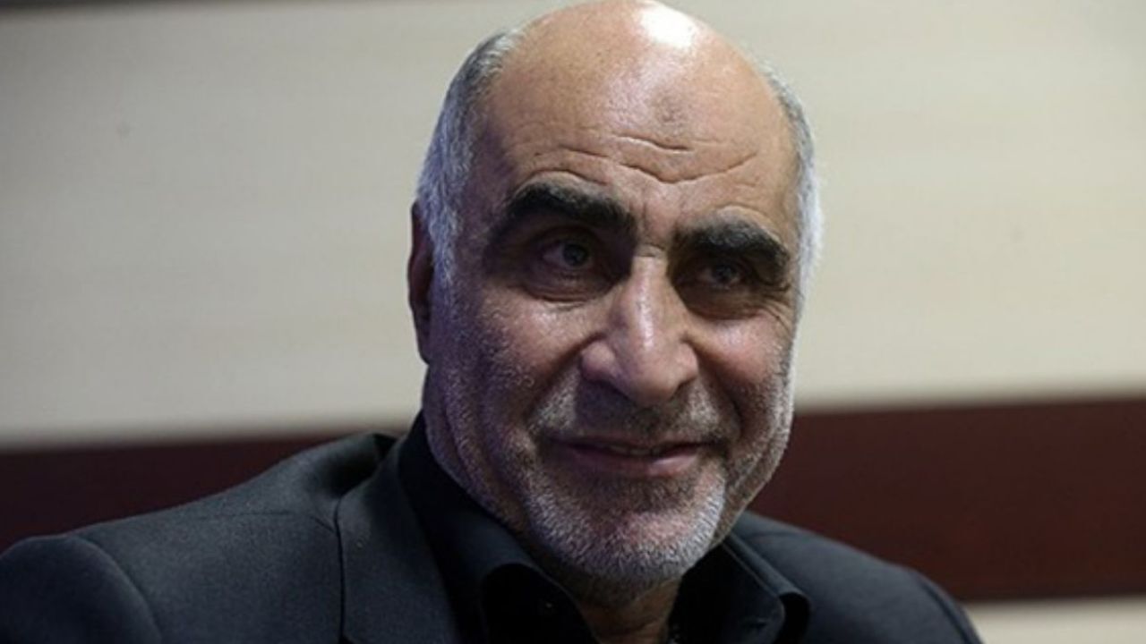 بین لاریجانی و روحانی از زمین تا آسمان فاصله وجود دارد/ لاریجانی تابع ولایت است/ روحانی حرفی برای گفتن ندارد که بخواهد به سیاست برگردد