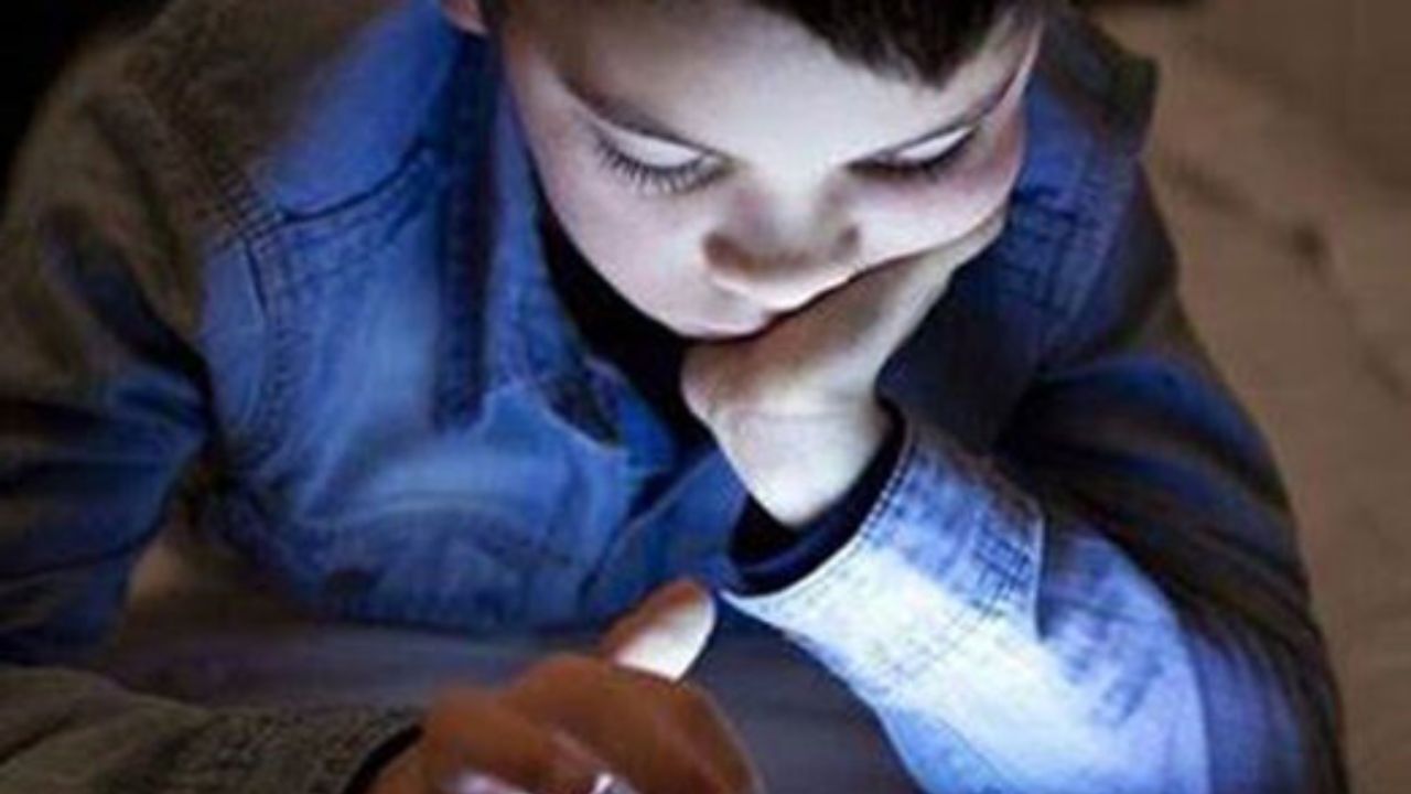 هشدار درباره ضعیف شدن چشم کودکان به خاطر موبایل