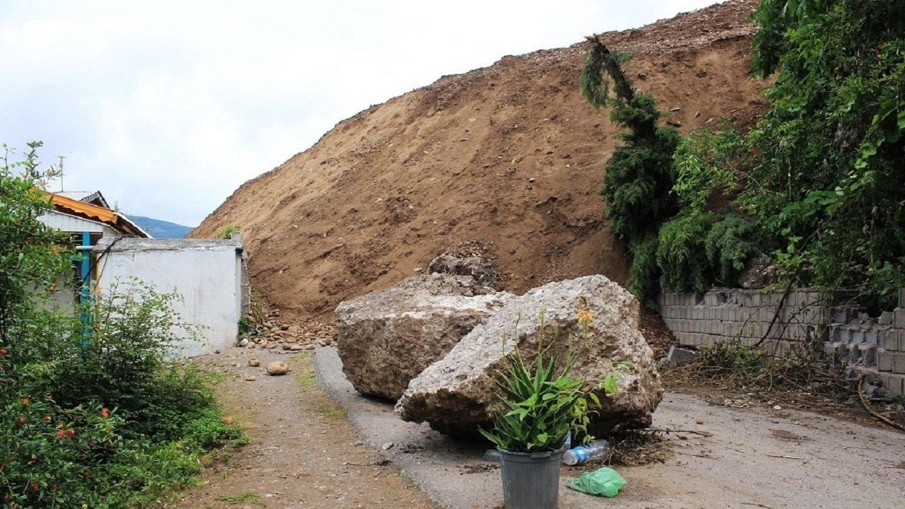 خانوار‌های روستایی در خرشک رودبار به دلیل رانش زمین، چندین ماه است که بدون سرپناه مانده‌اند