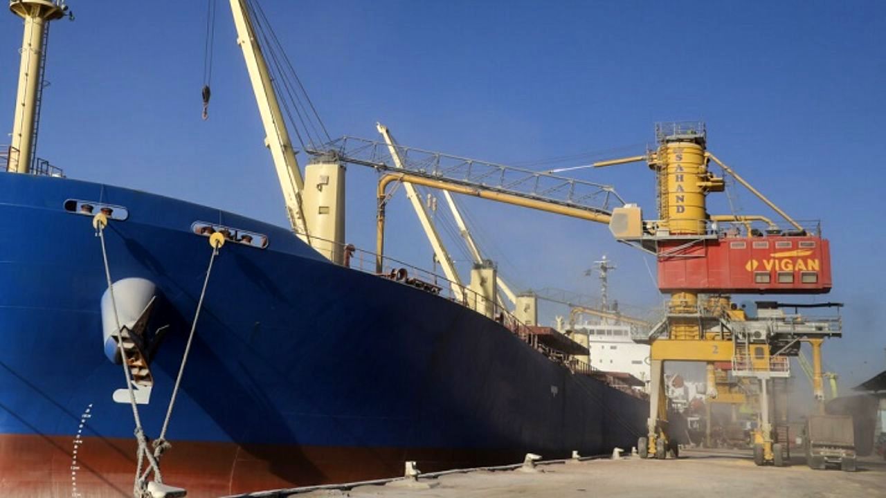 46 درصد از ظرفیت بنادر کشورمان خالی است/ توفیقی در کریدور شمال جنوب نداشتیم