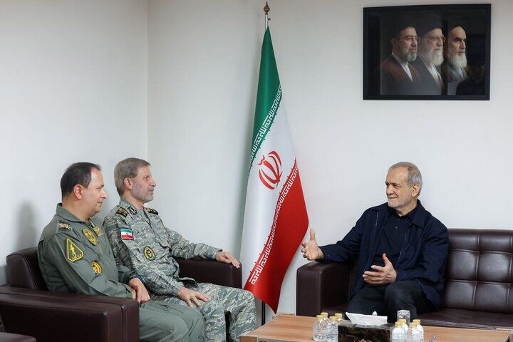 پزشکیان در دیدار با سرلشکر حاتمی: ارتش با آمادگی عملیاتی بالا اقتدار دفاعی کشور را به نمایش گذاشت