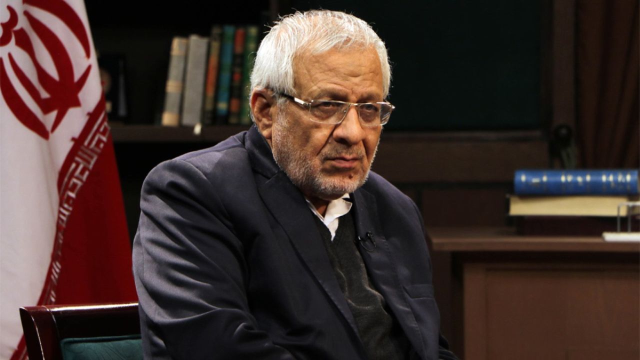 انحرافی‌ها و نفوذی‌ها و التقاطی‌ها به نسل جوان تحلیل دروغ می‌دهند