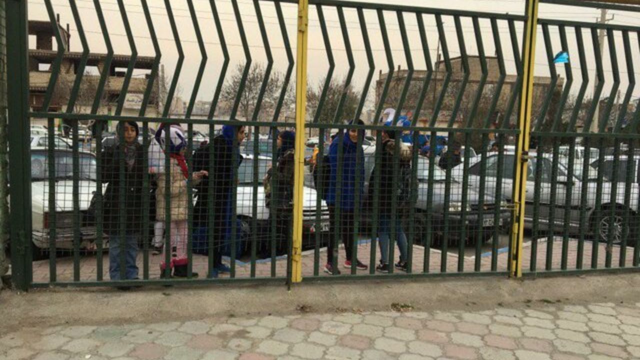 دختران استقلالی را به ورزشگاه راه ندادند