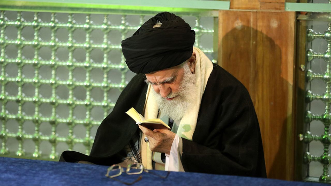 قرائت قرآن بر مزار آیت‌الله هاشمی‌رفسنجانی توسط «رهبر انقلاب»