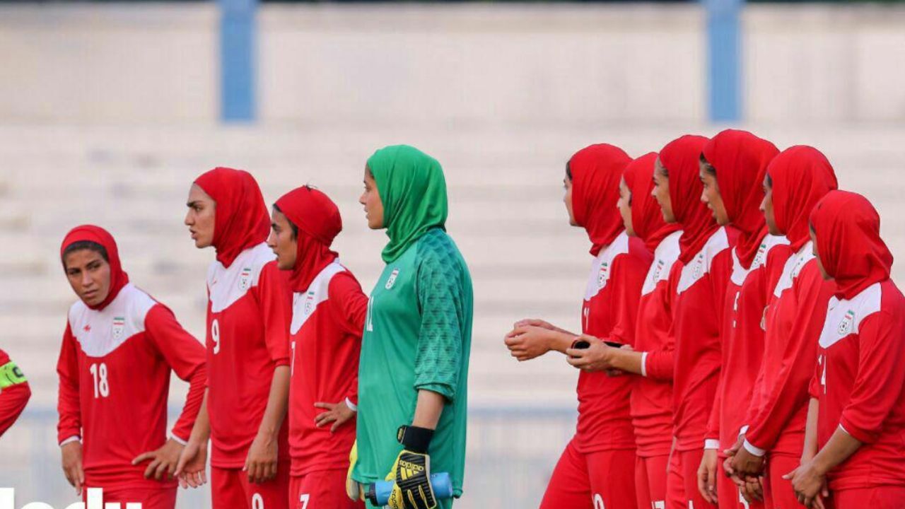 شاگردان آزمون در تورنمنتی خارجی توپ می‌زنند