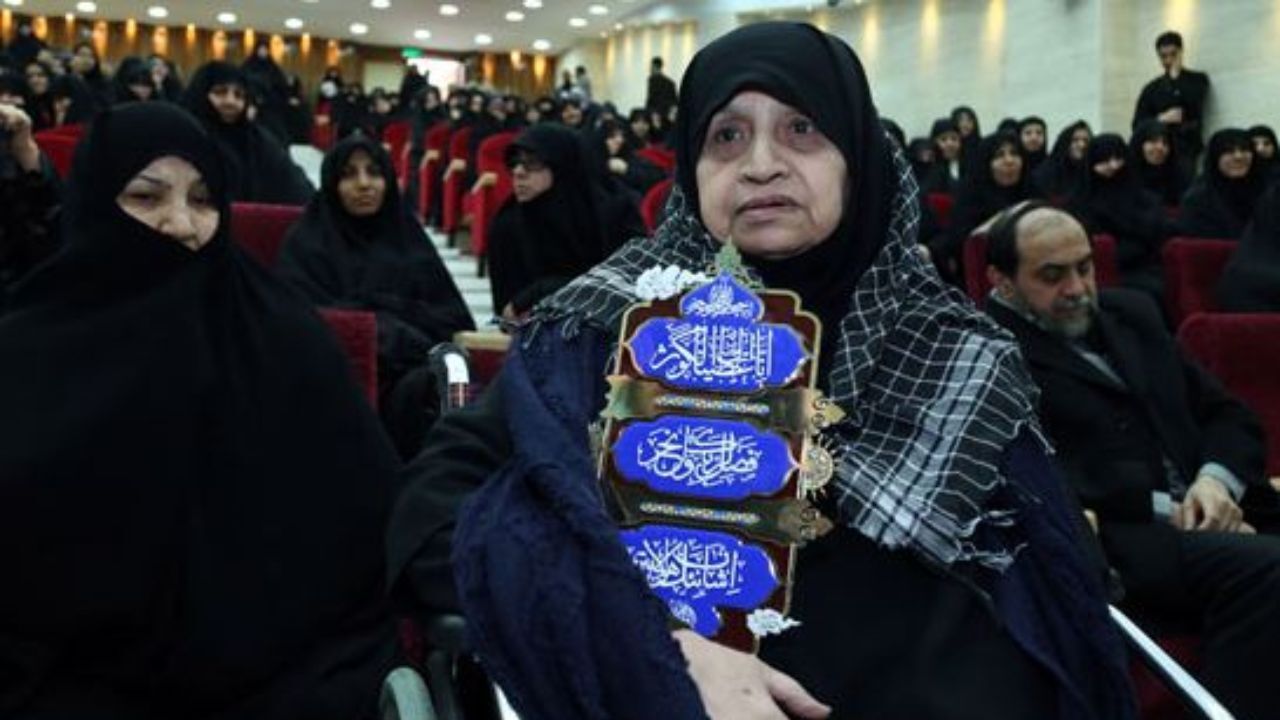 دست‌نوشته رهبری در تجلیل از بانوی مبارز مشهدی در سال 1356 + عکس