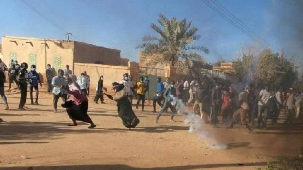 زنان مخالف البشیر به شلاق محکوم شدند