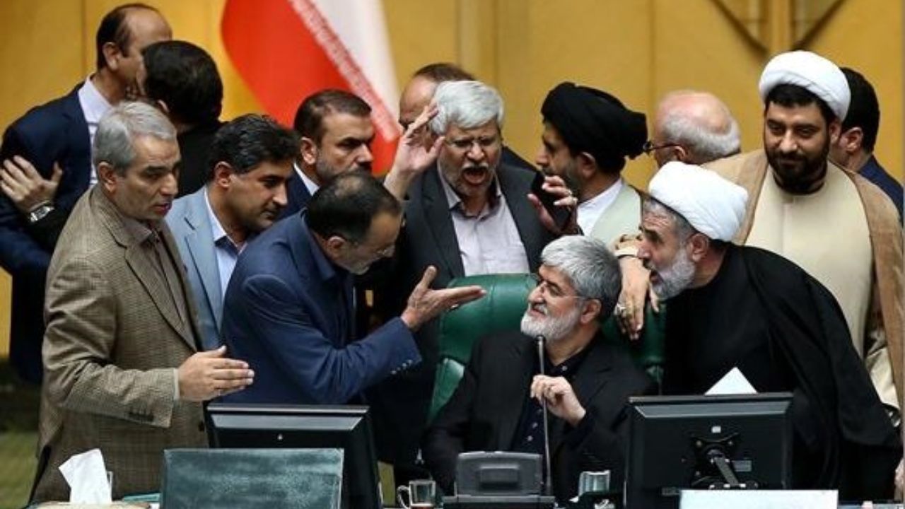 گاهی صحن مجلس را با جای دیگر اشتباه می‌گیریم/ وجهه مجلس با این حرکات زیر سوال رفته است
