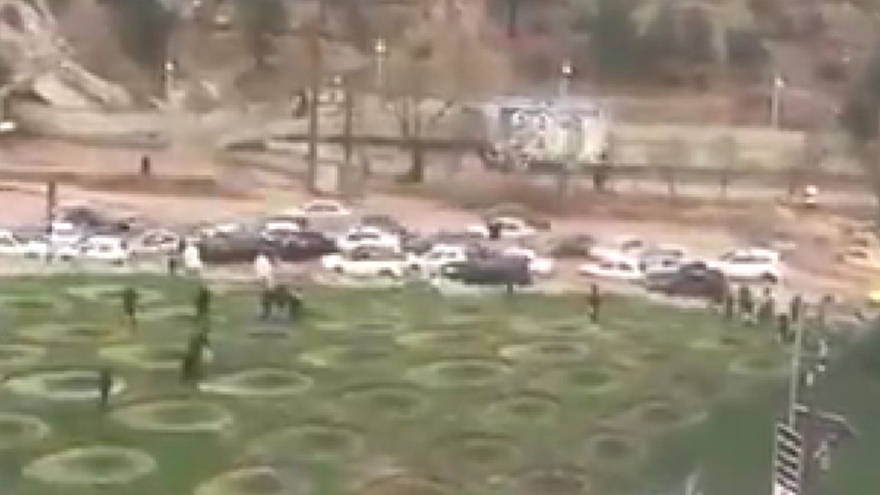 شناور شدن ماشین‌ها هنگام وقوع سیل در شیراز + ویدئو