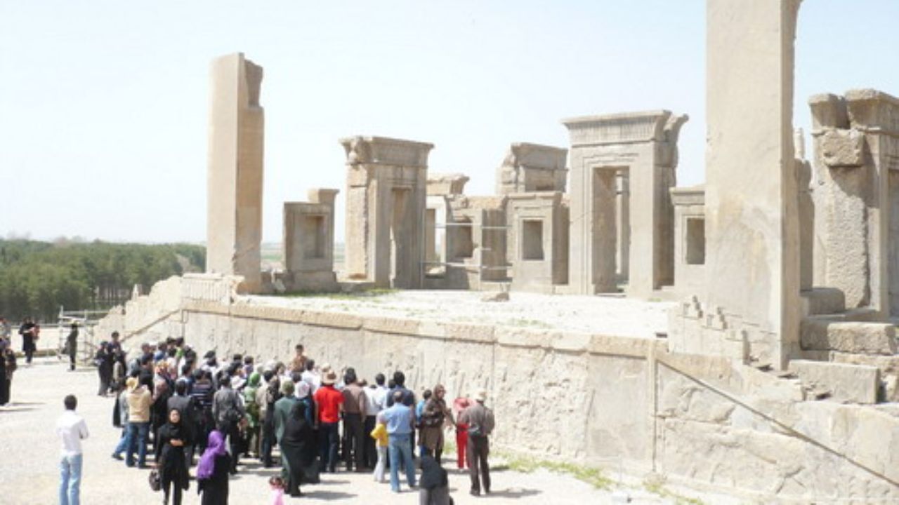 کاهش 30 تا 40 درصدی گردشگران نسبت به سال گذشته/ اگر سیل نبود بازهم سفرها کاهش داشت/ رواج سفرهای زمینی به کشورهای همسایه
