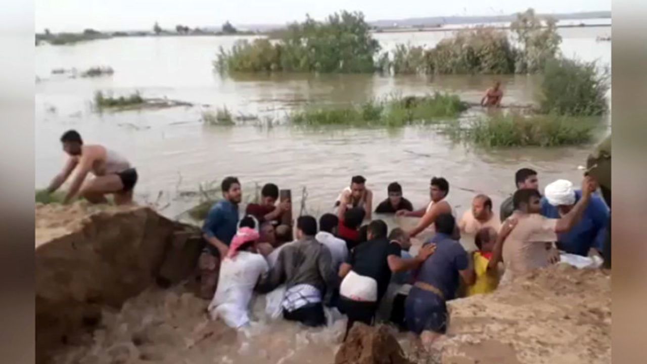 سیل‌بند انسانی مقابل سیل کرخه + ویدئو