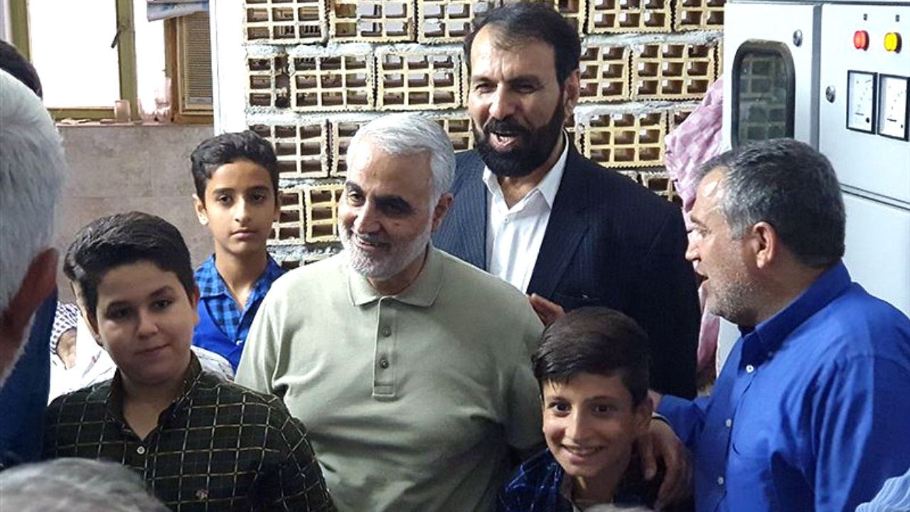 ابراز محبت فرمانده نیروی قدس سپاه به نوجوانان اهوازی + ویدئو