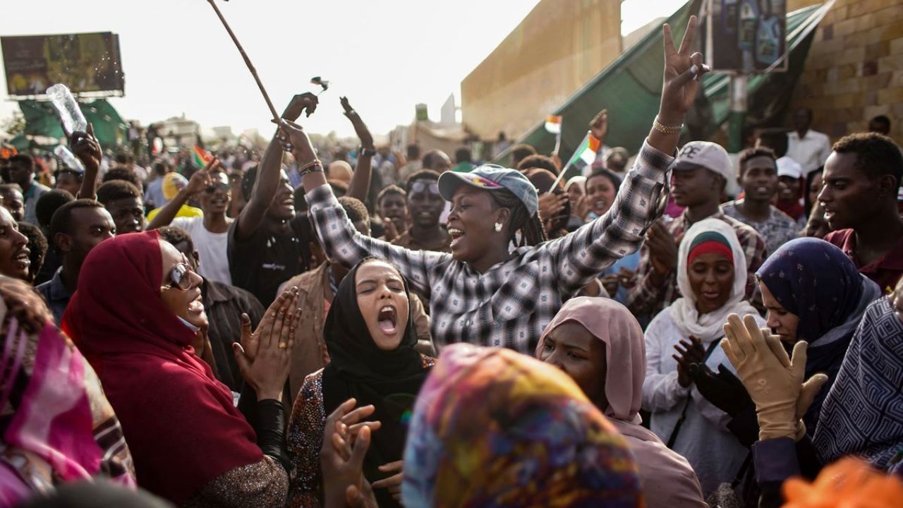 تظاهرات سودانی‌ها در مقابل مقر وزارت دفاع