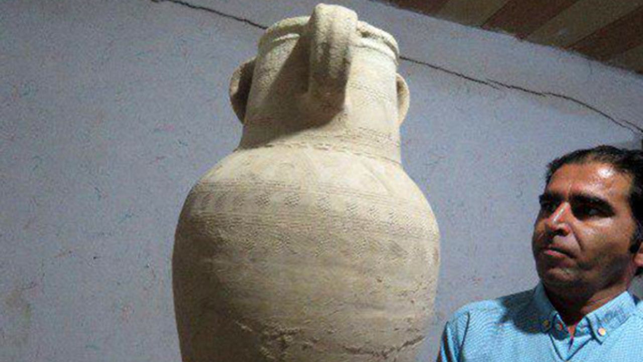 کشف خمره سفالی تاریخی شوش در یک خانه مسکونی