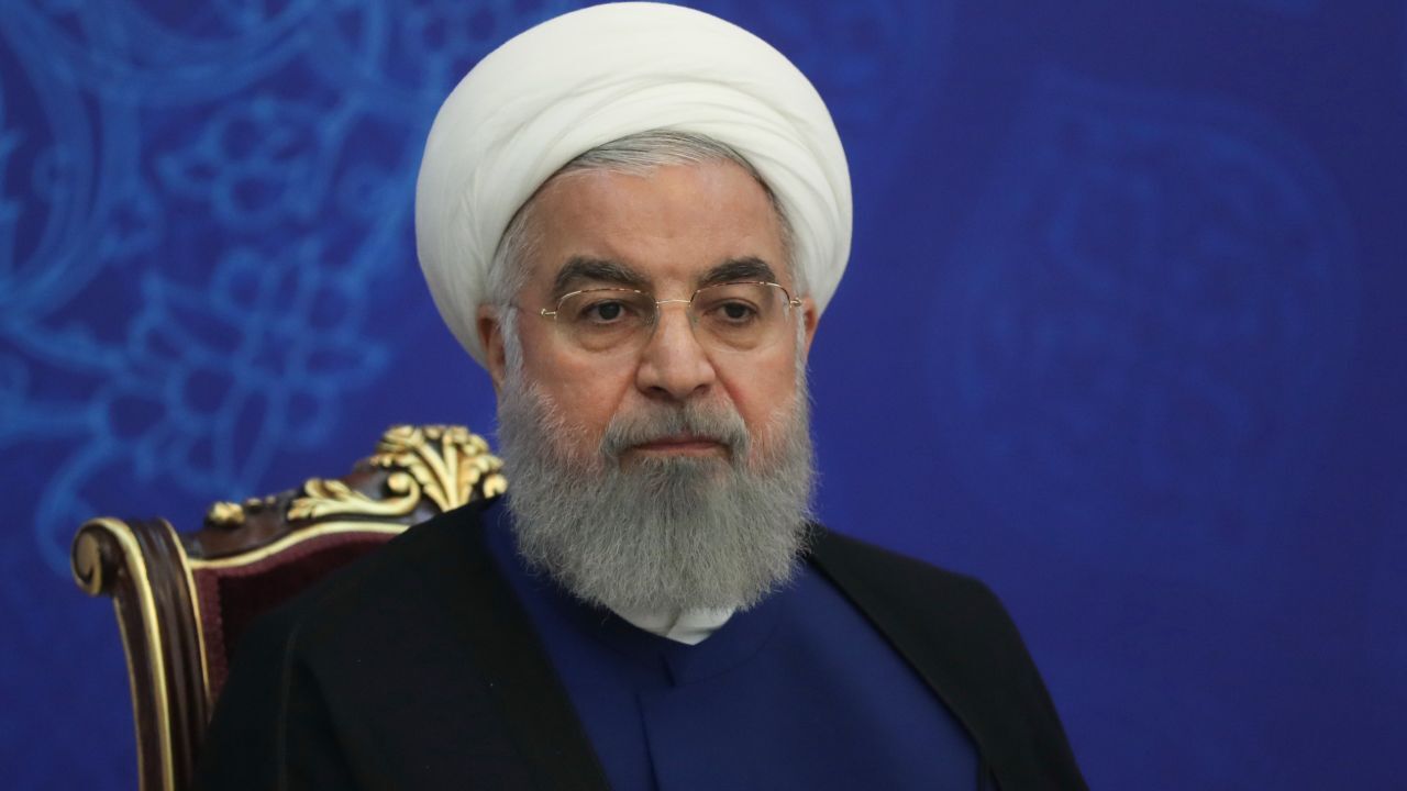نباید تسلیم شویم؛ باید راه‌حل‌ها را پیدا کنیم/ فشارهای سیاسی و اقتصادی دشمنان، یک جنگ بی‌سابقه در تاریخ ایران است/ همه نیروهای انقلاب متحد باشند و دست در دست یکدیگر بدهند/ سوالات و مطالبات از دولت باید با اختیارات دولت همخوانی داشته باشد/ مشکلات مردم تنها